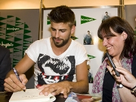 Piqu signant el seu llibre. Fotos: lex Caparrs - FCB.