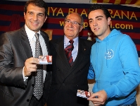 Xavi i Joan Laporta mostrando los carnets de socios honorficos de la Pea Blaugrana Xavi Hernndez. Foto: Miguel Ruiz