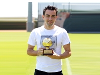 Xavi, amb el premi de la IFFHS que va rebre l'any passat. Fotos: arxiu FCB.