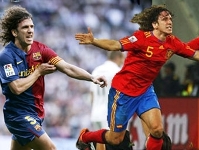 Puyol ha signat gols idèntics contra el Madrid i contra Alemanya. Fotos: fifa.com i Arxiu FCB