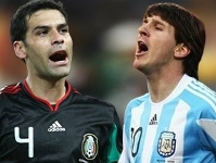 Messi i Mrquez, cara a cara. Fotos: www.fifa.com