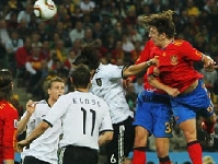 Puyol en la jugada del gol. / Fotos: www.fifa.com