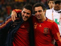 Xavi i Villa són dos dels vuit blaugranes que jugaran la final aquest diumenge. Fotos: www.fifa.com