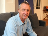 Johan Cruyff sonre en el trascurso de la entrevista realizada para el programa de Bara TV 