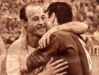 Foto principal: César y Segarra, abrazados en Les Corts