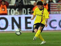 Messi, transformant el gol de falta davant l'Almeria. Fotos: Miguel Ruiz (FCB)