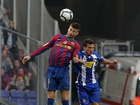 Piqu rebutjant una pilota amb el cap. Fotos: Miguel Ruiz / lex Caparrs (FCB)