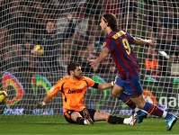 Zlatan Ibrahimovic en el precs moment que supera Casillas en el clssic disputat al Camp Nou.