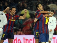 Pedro, Messi i Xavi celebrant un dels gols d'aquesta nit. Fotos: Miguel Ruiz i arxiu FCB.