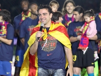 Xavi, dirigint-se al pblic del Camp Nou. Fotos: Miguel Ruiz i arxiu FCB.