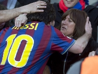 Messi va celebrar amb la seva mare el quart gol davant el Valladolid, ltim de la Lliga marcat a l'estadi. Foto: arxiu FCB