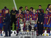Messi i tot l'equip oferint els sis ttols a l'afici. Fotos: Arxiu FCB