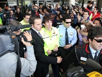 Messi, rodeado de aficionados del Bara en el Aeropuerto de Barajas. Fotos: Miguel Ruiz-FCB