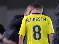 Iniesta comes off with thigh problem