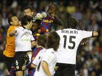 Tour i Keita luchando un baln con distintos jugadores del Valencia en el partido de ida