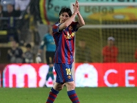 Messi saluda l'afici que l'ha ovacionat quan ha estat canviat. Fotos: Miguel Ruiz - FCB.