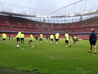 L'equip, sobre la gespa del camp de l'Arsenal. Fotos: Miguel Ruiz-FCB