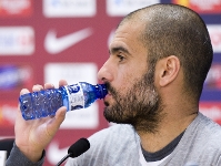 Guardiola, bebiendo durante la rueda de prensa de este sbado. Fotos: lex Caparrs - FCB