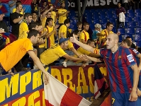 Javi Rodríguez saludant els aficionats. Foto: Arxiu-FCB