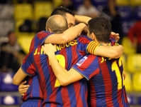 L'equip, celebrant el primer gol del partit. Fotos: Miguel Ruiz - FCB