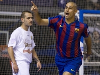 Fernandao, celebrant un gol en el darrer Bara-Marfil, al Palau Blaugrana. Foto: Arxiu-FCB