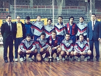 Xavi Llorens, con jersey amarillo, y Marc Carmona, el cuarto de arriba de izquierda a derecha, junto con la Recopa de ftbol sala el ao 1990