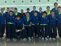 El equip juvenil, en su llegada al aeropuerto del Prat