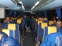 Foto: Los jugadores del Bara Borges en el autocar que los ha llevado desde Sevilla a Crdoba.