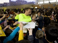 Los jugadores del Bara Borges han firmado autgrafos al final de la sesin. (Fotos: lex Caparrs - FCB)