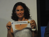 La tenista Virginia Ruano, madrina del sorteo, extrae la bola del Barça Borges. (Fotos: Asobal)