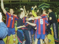 Els jugadors del Bara celebren la Copa d'Europa del 97, guanyada al Dom Sportova (Foto: Arxiu FCB)