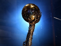 El trofeu de la Champions League d'handbol. Foto: Arxiu-FCB