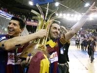 Els jugadors del Bara Sorli Discau oferiran el trofeu a l'afici (Fotos: Miguel Ruiz - FCB)