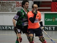 Carlos López, defendido por Cabestany, pide atención en el juego (Foto: Sergi Sabaté)