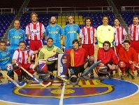 Foto: El equipo del FCBeterans antes de empezar el partido con el Girona