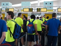 Los blaugranas, en los mostradores de facturación del aeropuerto del Prat (Foto: FCB)