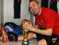 Iniesta, con el trofeu que lo acredita como Campen del Mundo. Foto:fifa.com