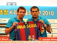 Alves i Messi mostrant la samarreta del Bara amb la inscripci 'Hola Seoul'. Fotos: Miguel Ruiz - FCB.