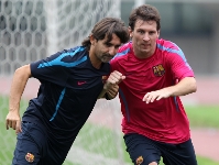 Messi amb Lorenzo Buenaventura a l'entrenament de dimarts a Seül. Fotos: arxiu FCB/Miguel Ruiz-FCB.