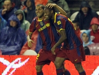 Alves felicita a Keita despus de su gol en San Mams