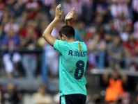 Andrs Iniesta abandona el terreny de joc del Caldern ovacionat. Fotos: Miguel Ruiz-FCB.