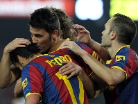Villa felicita a Pedro tras la asistencia del 1-0. Fotos: Miguel Ruiz/lex Caparrs-FCB
