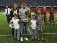 Leo Messi posa amb el premi Aldo Rovira. Foto: lex Caparrs-FCB.