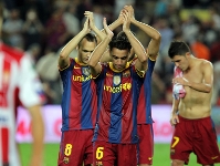 Los jugadores del Bara aplauden al pblico al final del partido. Fotos: Miguel Ruiz/lex Caparrs-FCB.