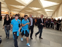 Messi y Alves, en el momento de la llegada del Bara a Zaragoza. Foto: Miguel Ruiz - FCB