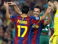 Pedro y Xavi celebran uno de los goles contra Panathinaikos. Fotos: Archivo FCB