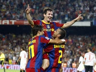 Messi, aixecat per Bojan i Alves desprs del 3-0. Fotos: Miguel Ruiz/Germn Parga-FCB