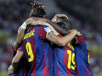 El jugadors del Bara celebren el gol d'Ibrahimovic a Sevilla
