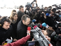 Iniesta ha ats els mitjans de comunicaci a l'aeroport. Foto: Miguel Ruiz - FCB