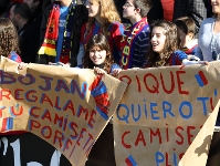 Dues aficionades, amb pancartes de suport a Bojan i Piqu. Fotos: Miguel Ruiz-FCB